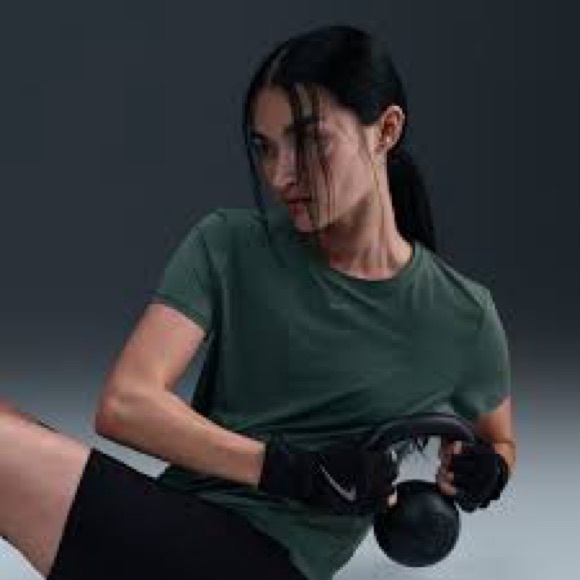 Nike One Classic Women's Dri-FIT Short-Sleeve Top - Picture 2 of 11